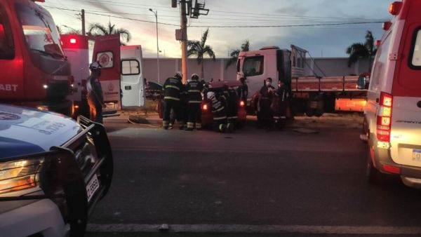 Licínio de Almeida.: Grave acidente entre caminhão e carro deixa 2 pessoas mortas e outra ferida.