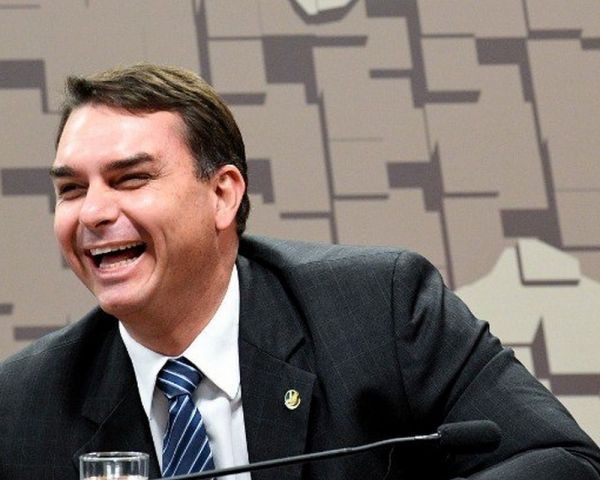 Flávio Bolsonaro entra com recurso no TJ para tentar paralisar investigação sobre suspeita de &#039;racha