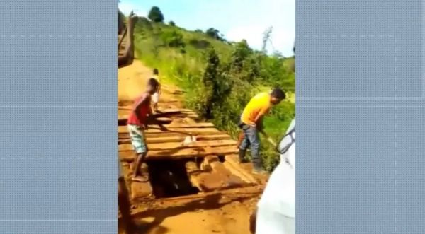Estudantes indígenas perdem aula na Bahia após ponte não suportar peso do ônibus escolar.