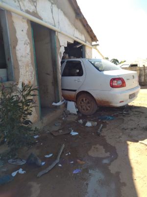 CARRO DESGOVERNADO INVADE CASA EM TANQUE NOVO