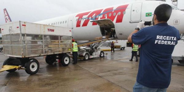 Nova carga, com 48 respiradores, desembarca no aeroporto de Salvador