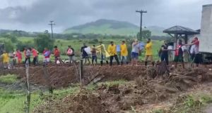 Caminhão com doações tem viagem interrompida por cratera na BA-561 e moradores fazem &#039;corrente&#039; para