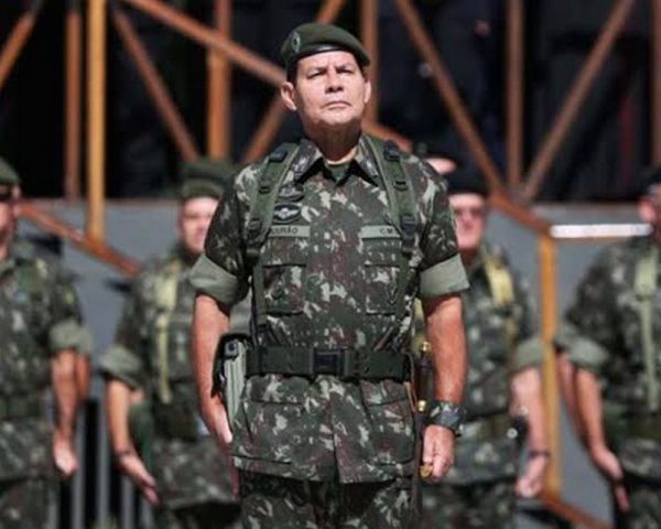 Mourão anuncia entrada do Exército na operação para conter óleo nas praias do Nordeste