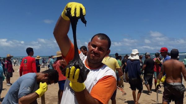 Óleo atinge praias de Ipojuca, no Litoral Sul de Pernambuco