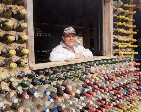 Agricultora constrói casa &#039;dos sonhos&#039; em SP usando milhares de garrafas