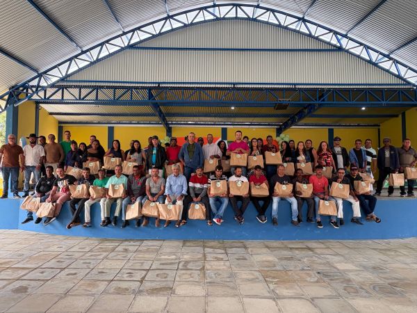 Prefeitura de Jacaraci Entrega Kits de Uniforme e EPI aos Garis em Comemoração ao Dia do Gari
