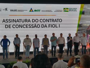 Bolsonaro chega à Bahia para visitar obras da FIOL e formalizar contrato de concessão da ferrovia