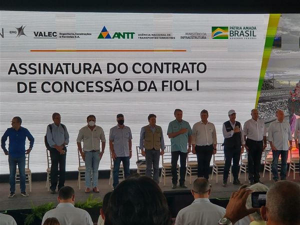 Bolsonaro chega à Bahia para visitar obras da FIOL e formalizar contrato de concessão da ferrovia