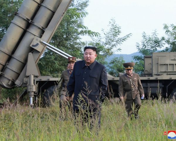 Kim Jong-un supervisionou teste com foguete na Coreia do Norte, diz agência estatal