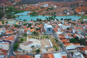 Bahia Notícias divulga que Caculé e Santa Maria da Vitória têm mais casos ativos de Covid que Salvad