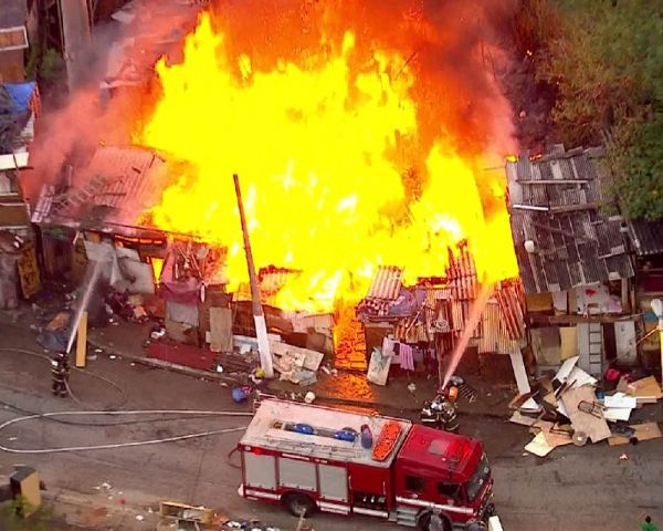 Fogo atinge favela na Zona Leste de São Paulo