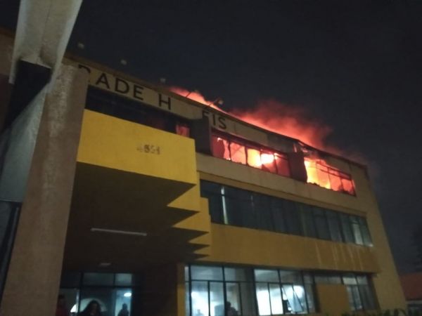 Hotel é parcialmente atingido por incêndio na orla de Salvador; seis pessoas foram socorridas