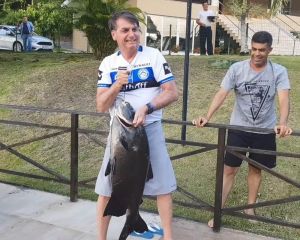 Bolsonaro pesca na Base Naval de Aratu durante recesso de fim de ano na Bahia