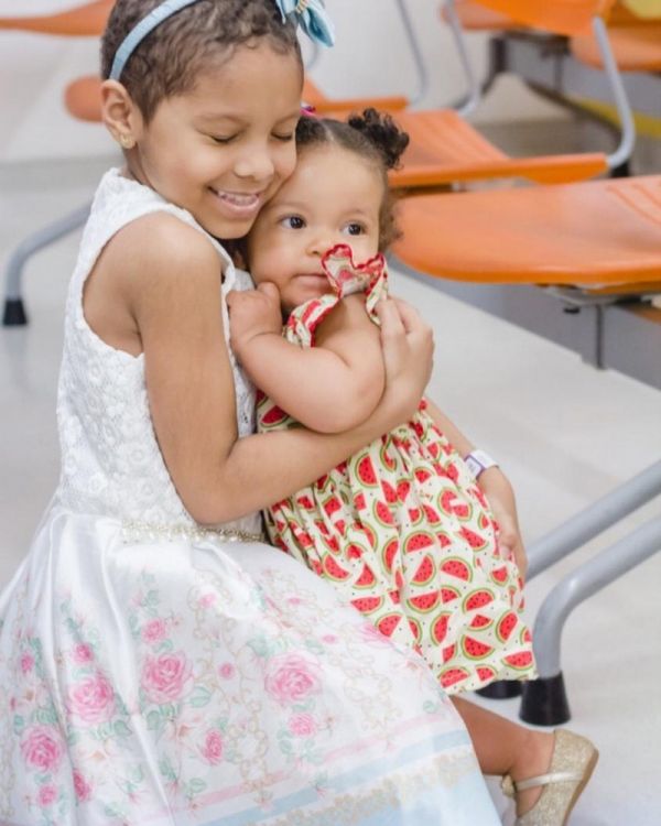 Menina com doença rara encontra medula compatível em irmã de 1 ano: ‘Idênticas geneticamente’