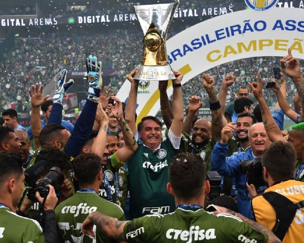 Jair Bolsonaro assiste a jogo do Palmeiras no estádio do clube em SP