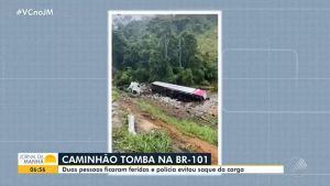 Caminhão que transportava eletrônicos tomba após cair de ribanceira; policiais atiraram para cima pa