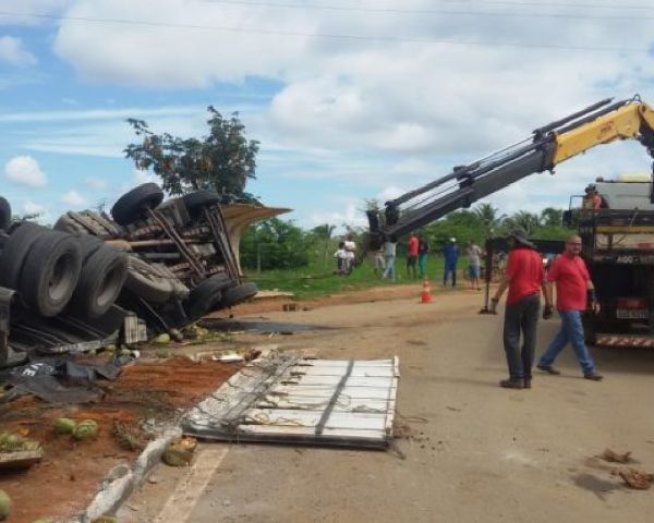 Caminhoneiro caculeense sofre acidente em Francisco Sá, norte de Minas Gerais, após veículo perder o