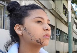 Taubaté : Jovem tem Rosto Tatuado a Força Pelo Ex Namorado.