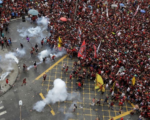 Desfile do Flamengo para comemorar o título da Libertadores termina em confusão no Centro do Rio