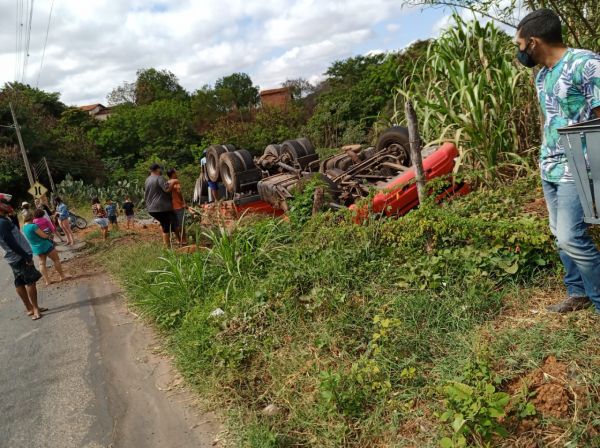 Licínio de Almeida : Caminhão carregado de cimento tomba em curva chegando ao distrito de Tauapé.