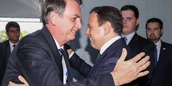 É guerra, tem que jogar pesado com governadores, diz Bolsonaro a empresários