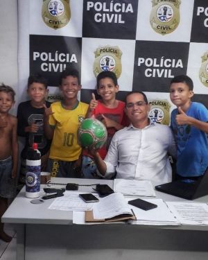 Crianças que tiveram bola confiscada por vizinha ganham terreno para jogar futebol no MA