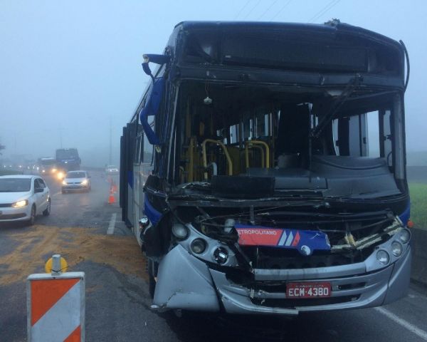 Colisão entre ônibus e carreta deixa feridos na Régis Bittencourt em São Lourenço