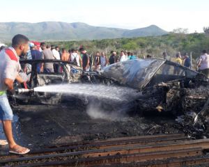 Dono de metalúrgica morre carbonizado após carro bater em trem na BA-493