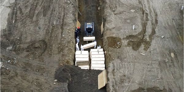 Nova York enterra vítimas de Covid-19 em vala comum e reduz permanência de corpos em necrotérios da