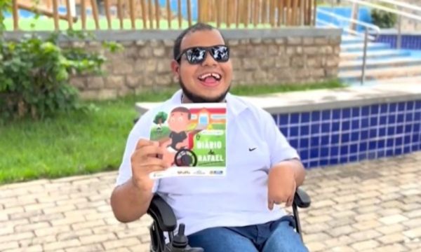 Baiano com paralisia cerebral lan&ccedil;a biografia ap&oacute;s m&eacute;dicos afirmarem que ele n&atilde;o conseguiria ler