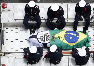Corpo de Pel&eacute; &eacute; sepultado em cemit&eacute;rio vertical em Santos, SP