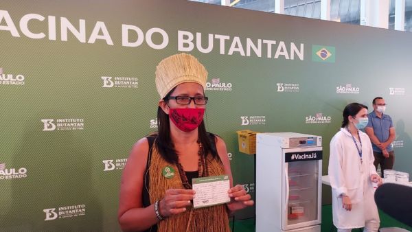 Baiana, 1ª mulher indígena vacinada contra Covid-19 no Brasil fala sobre respeito aos cientistas.