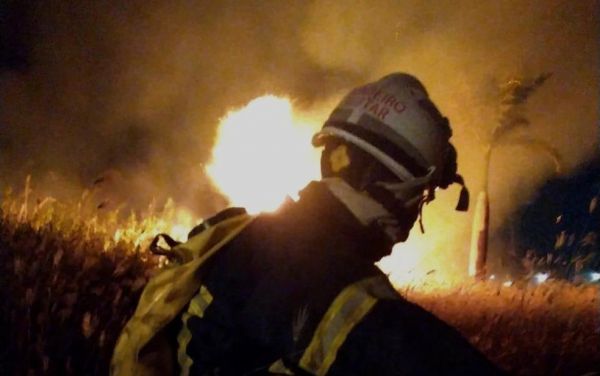 Barreiras.: Bombeiros debelam incêndio em área de orfanato