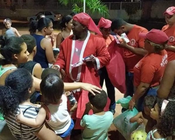 Caculé: Bombeiros Civis de Caculé e Guanambi promovem distribuição de brinquedos para crianças caren