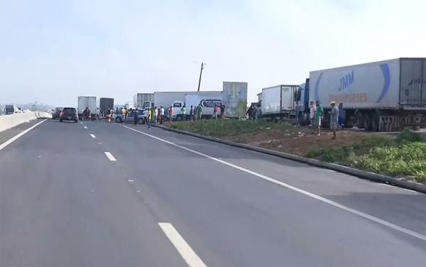 Caminhoneiros realizam manifestações e bloqueiam rodovias federais da Bahia