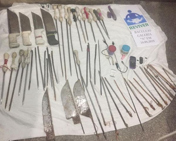 Mais de 100 facas artesanais e celulares são apreendidos em dois presídios da BA durante revista