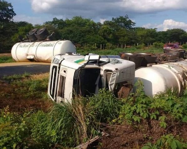 Motorista de carreta bitrem fica ferido após veículo tombar no oeste da Bahia