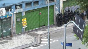 Criminoso faz reféns em bar na Lapa, Centro do Rio