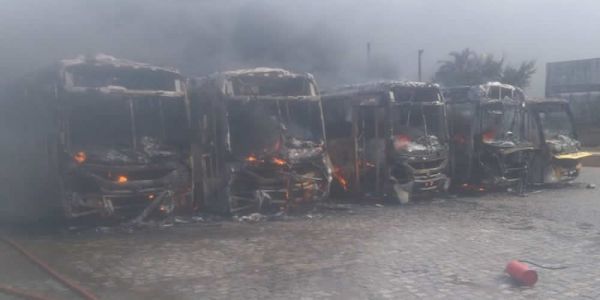 Ônibus ficam destruídos após incêndio em garagem no sul da Bahia
