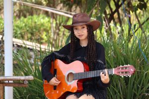 Lic&iacute;nio de Almeida: Garota de 15 Anos Lan&ccedil;a Primeira M&uacute;sica e Grava o Pr&oacute;prio Clipe.