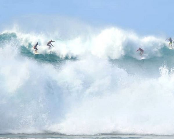 Fotógrafo registra quatro surfistas na mesma onda, de três metros de altura, em Fernando de Noronha
