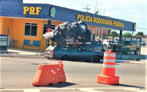 Carro é flagrado em rodovia da Bahia transportando carga gigante no teto