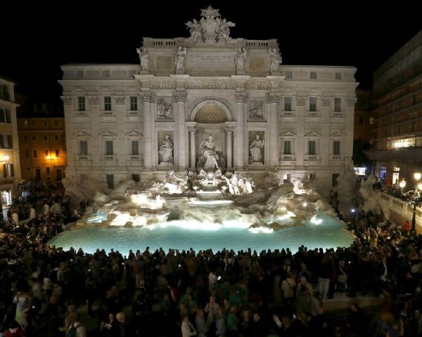 Fontana di Trevi: prefeitura de Roma e Igreja brigam por milhões em moedas jogados na fonte por turi