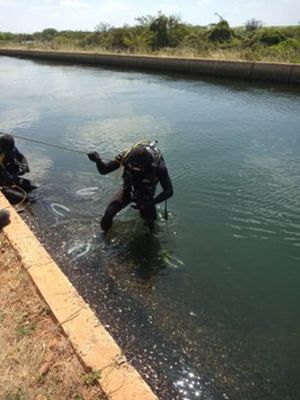 Duas pessoas são encontradas mortas dentro de carro que estava submerso em canal na Bahia