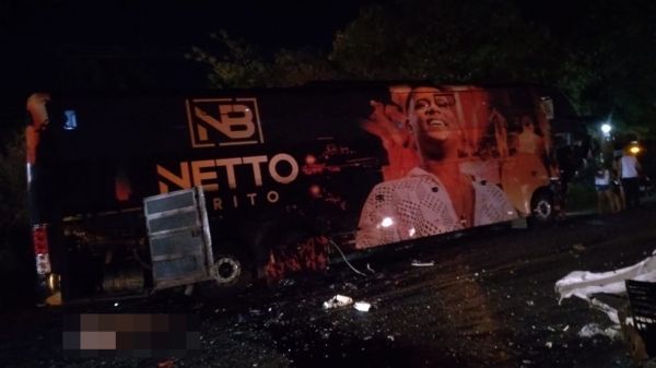 Tr&ecirc;s pessoas morrem ap&oacute;s batida entre &ocirc;nibus que levava banda do cantor Netto Brito e carro na Bahia