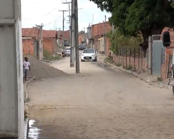 Nove postes instalados no meio de rua na cidade de Feira de Santana são removidos