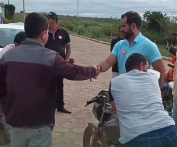 JACARACI: prefeito detinho leva a prefeitura até vila paiol para atender a comunidade