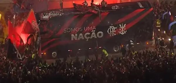 Flamengo decola para o Marrocos empurrado por festa da torcida do Ninho ao aeroporto