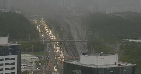 Alagamentos e desabamento de muro: chuva segue causando transtornos em Salvador