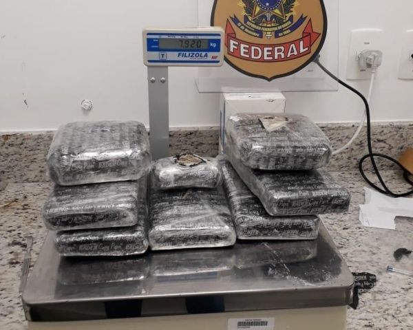 Mulher é presa com quase 8 kg de cocaína escondida em mala no aeroporto de Salvador